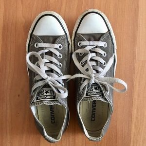 Low top grey converse